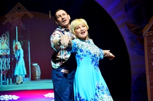 «Шупашкрати савни 20 ҫул иртсен» спектакльте Полина Чамжаевапа Александр Пӑртта