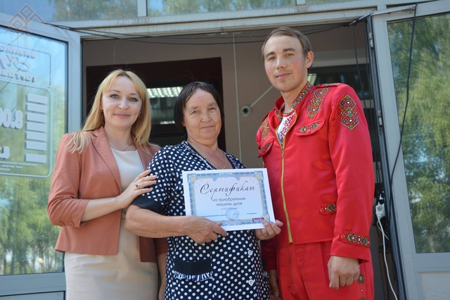 Хаҫат редакторӗ Татьяна Вашуркина (сулахайри) Вера Антонова ҫӗнтерӳҫӗпе