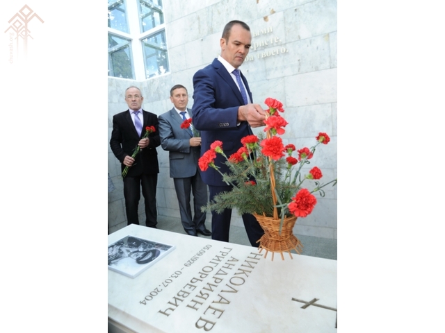 Андриян Николаев вилтӑпри ҫинче чӗрӗ чечексем