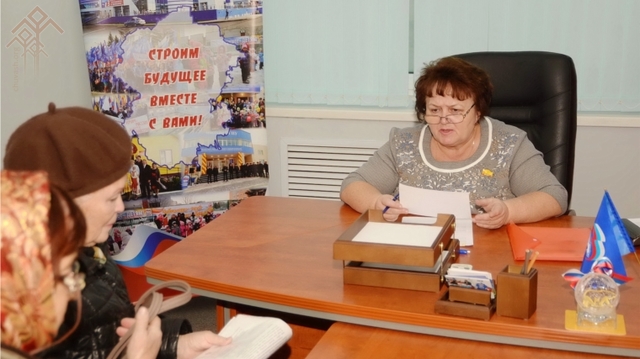 Пулӑшу ыйтса пынисем (сӑнӳкерчӗкре — сулахайра)