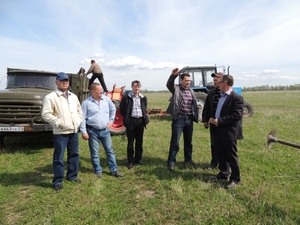 Ял хуҫалӑх министерствин ӑстисем хиртен татӑлмаҫҫӗ темелле. Ку сӑнра — Сергей Павлов министр Хӗрлӗ Чутай районӗнче