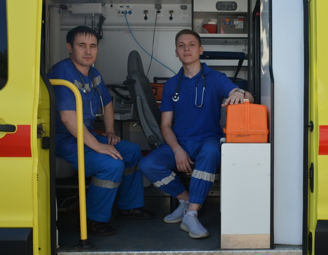  cap.ru сӑнӳкерчӗкӗ. Николай Макеев тухтӑрпа Кирилл Мясников медбрат