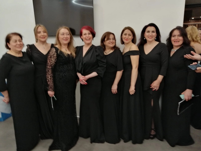 Надина Джавадован "Контактра" страницинчен илнӗ сӑнӳкерчӗк 