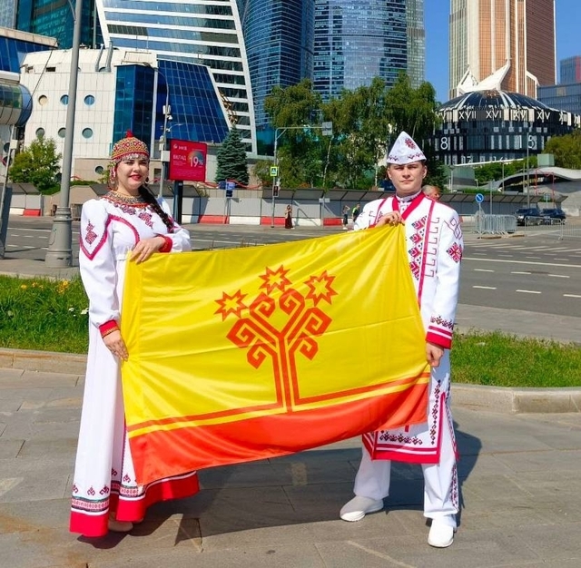«Контактри» сӑн. Алексейпа Юлия Комлевсем