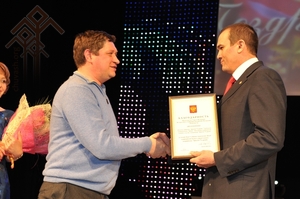 Пултаруллӑ ӗҫченсенчен пӗрисене чысланӑ самант