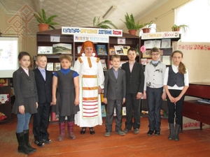 Шкул ачисем Марина Ромашковӑпа пӗрле