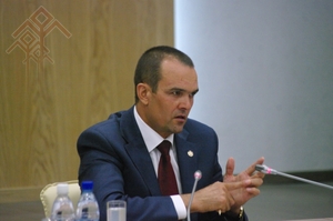 Михаил Игнатьев Элтепер журналистсен ыйтӑвӗсене хуравлать