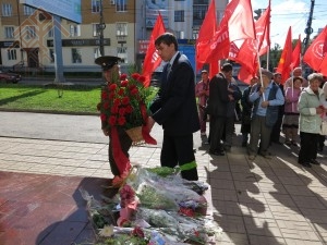 Коммунистсем Андриян Николаев палӑкӗ умне чечек хураҫҫӗ