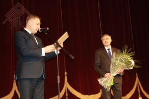 Драма театрӗн ертӳҫин тивӗҫӗсене пурнӑҫлакан Юрий Владимирова Вадим Ефимов министра Тав хучӗпе чыслать