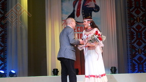 Николай Угаслов Марта Зайцева юрӑҫа саламлать